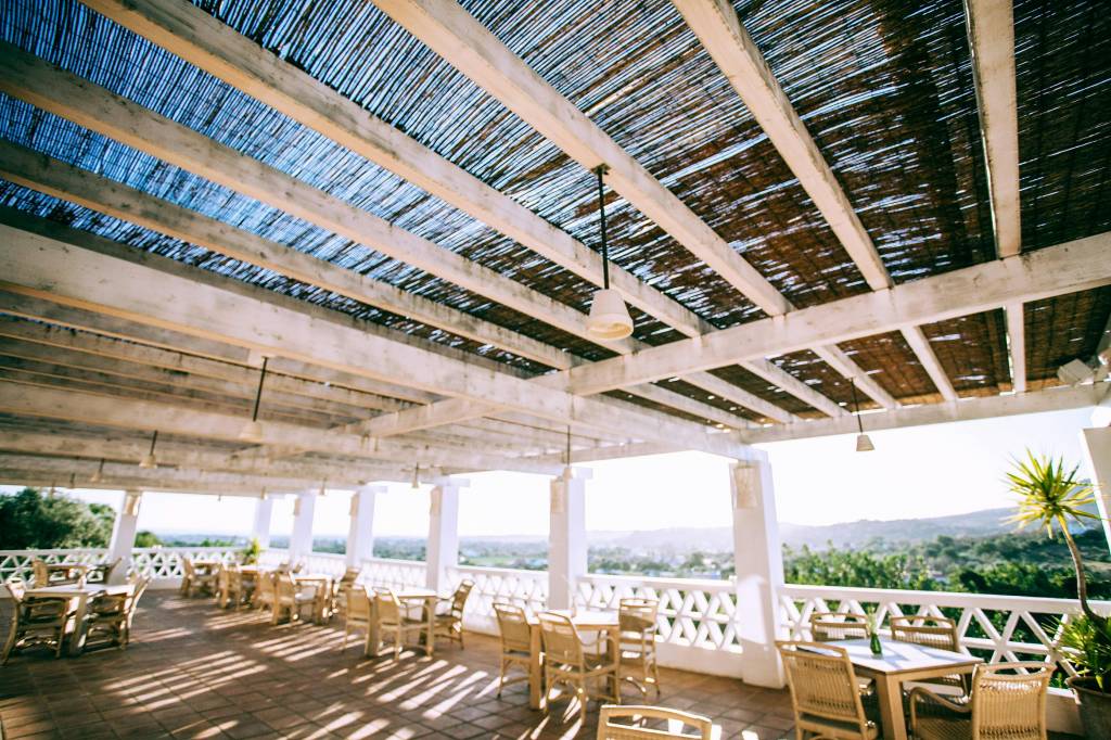 Optimiser l’espace de votre terrasse de restaurant avec le bon mobilier